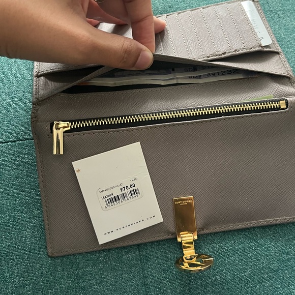 Kurt Geiger Wallet. Barely used. As good as new. Bought for £70( 118 CAD ) - Picture 4 of 10
